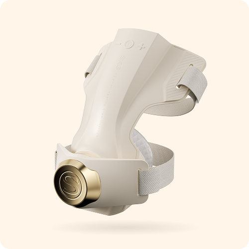 Masażer kolan SKG WS500 w kolorze beżowym i złotym, z widocznymi paskami do mocowania, na jasnoszarym tle