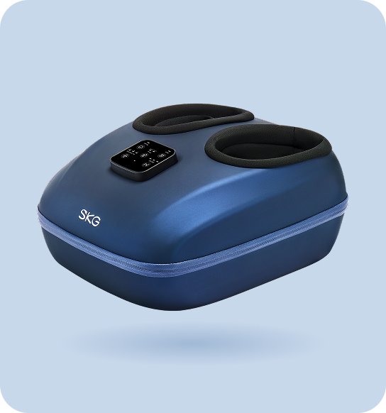 Masażer stóp SKG YS100 w kolorze granatowym, z czarnymi otworami i dotykowym panelem sterowania, widok pod kątem