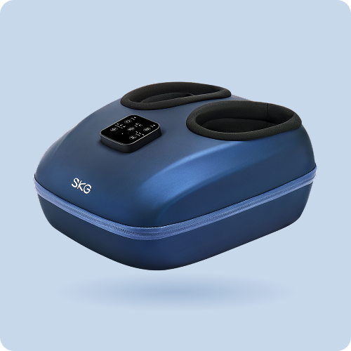 Masażer stóp SKG YS100 w kolorze granatowym, z czarnymi otworami i dotykowym panelem sterowania, widok pod kątem