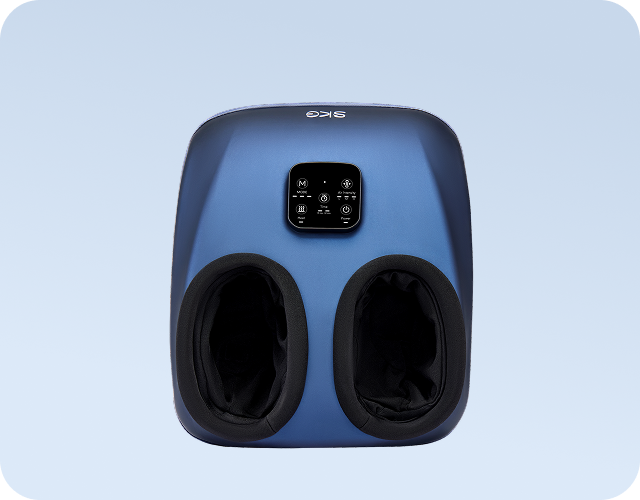 Masażer stóp SKG YS100 w kolorze granatowym, z czarnymi otworami i dotykowym panelem sterowania na środku