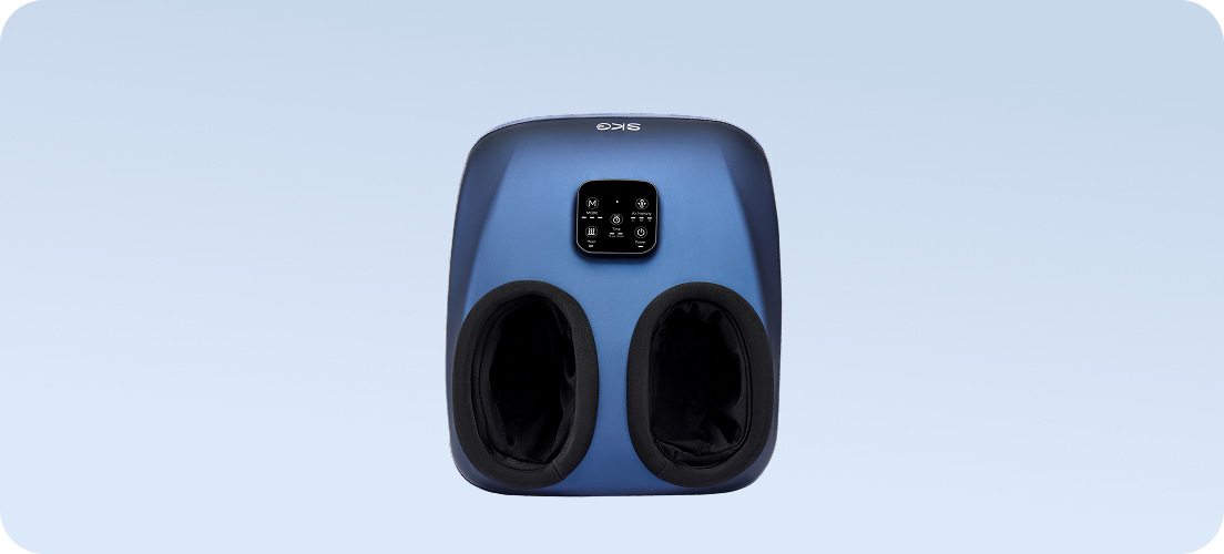 Masażer stóp SKG YS100 w kolorze granatowym, z czarnymi otworami i dotykowym panelem sterowania na środku