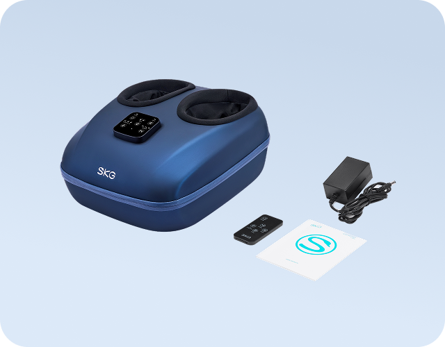 Masażer stóp SKG YS100 w kolorze granatowym, z pilotem, zasilaczem i instrukcją obsługi